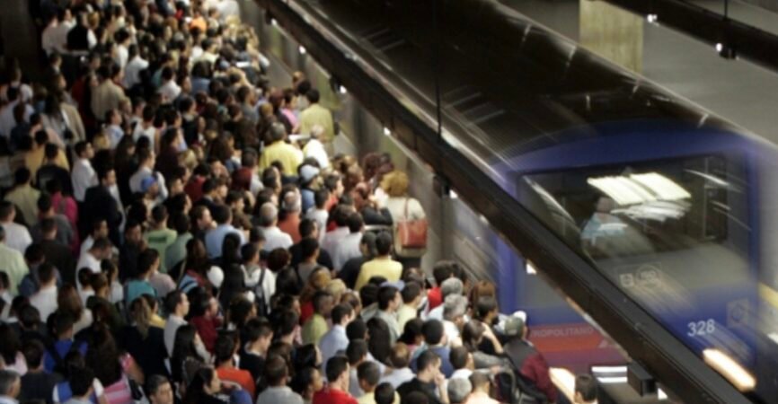 Falha técnica na Estação Corinthians-Itaquera provoca lentidão e plataformas lotadas nas Linhas 1-Azul e 3-Vermelha do Metrô